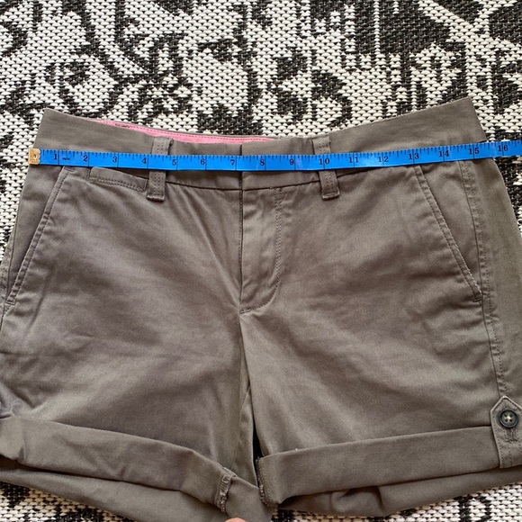 Banana republic khaki shorts. Size 2P - Picture 8 of 8